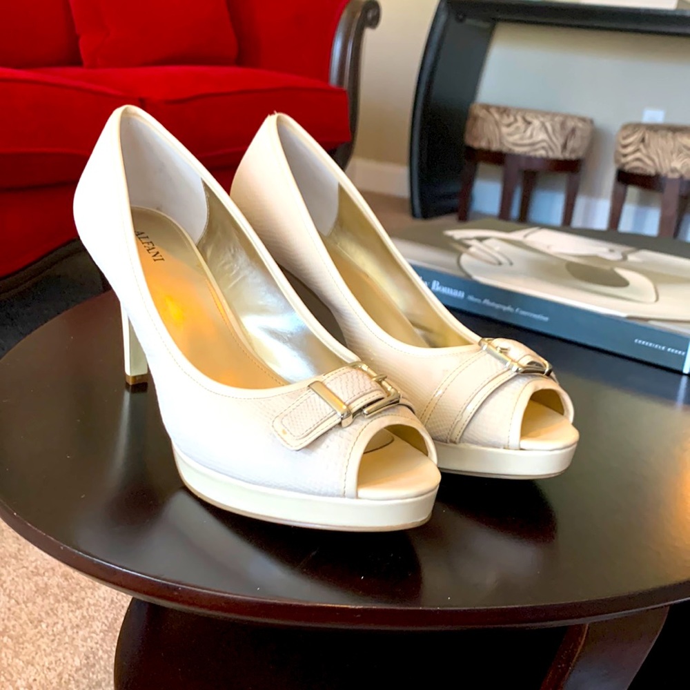 Beautiful PreLoved Alfani Beige Heels!